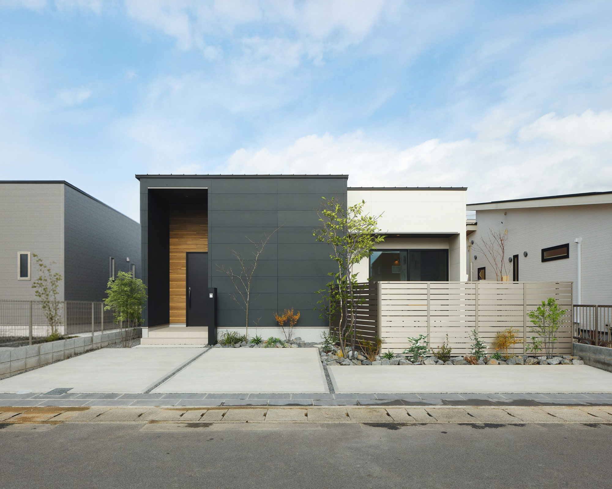 光とプライバシーを両立させた、家族のため平屋