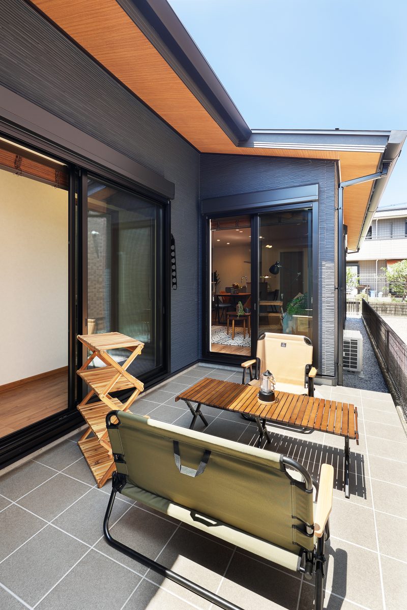 コの字型の中庭テラスでBBQする写真