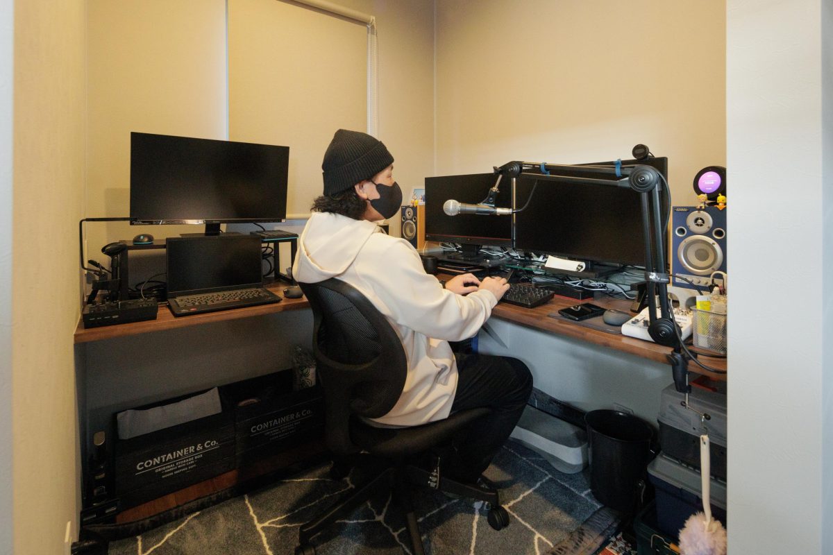 書斎スペースでPCをする施主様の写真