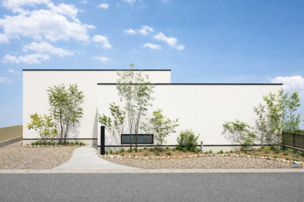 白が映える、窓のない平屋。