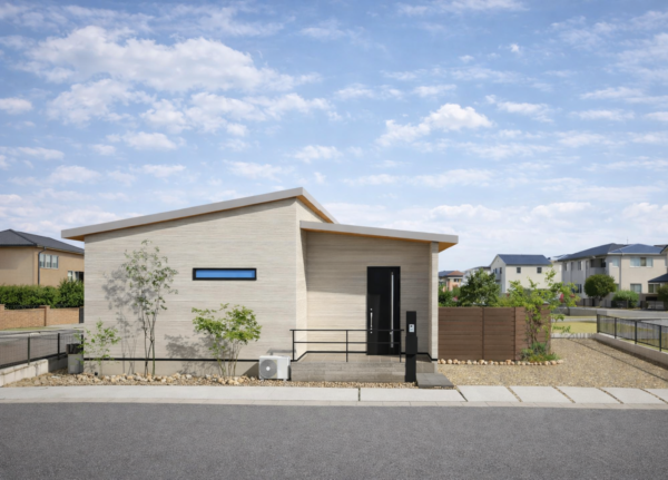 グレーに佇む、プライベートを極めた平屋。